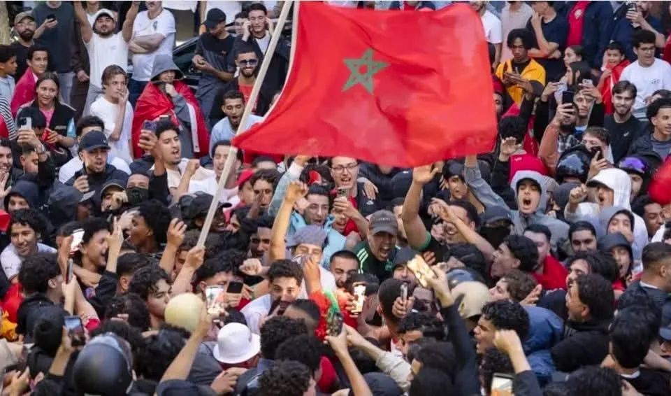 بعد ليلة صاخبة أعقبت فرحة التأهل المغربي … السلطات الهولندية تفرج عن 25 موقوفًا في أحداث لاهاي