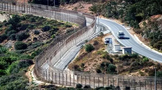بعد مليلية … رياح اتفاق جبل طارق تهب على سبتة المحتلة … مطالب بإعادة هندسة الحدود مع باقي التراب المغربي