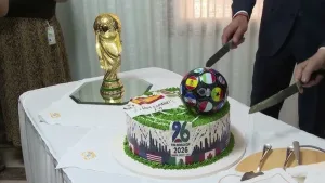 تبون الغبي مع سانشيز :      مفاجأة فوق كعكة المونديال … علم إيطاليا بدلًا من المغرب يقتحم الاحتفال في لقطة أشعلت عاصفة من السخرية