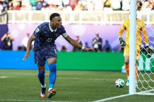 فرنسا تندد بتصريحات عنصرية استهدفت مبابي بعد إقصاء باراغواي