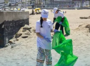 الحسيمة :     جوهرة المتوسط تحت حصار البلاستيك .. شواطئ رائعة تفقد بريقها وسط تحذيرات من كارثة بيئية تهدد السياحة والثروة البحرية