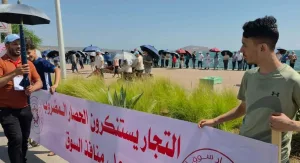 الناظور :      تجار سوق أولاد ميمون يحتجون أمام مقر العمالة للمطالبة بتحرير مداخل السوق من “الفراشة”