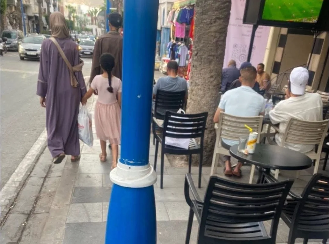 الحسيمة :     السلطة النائمة واحتلال الأرصفة يعيد الجدل حول حماية الملك العمومي … والراجلون أول المتضررين