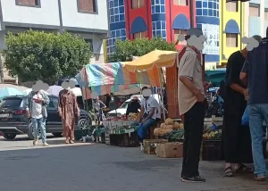 إمزورن:       فوضى المدينة التي تحولت إلى أسواق عشوائية … وباعة جائلين يشلون حركة السير والمارة
