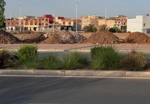بعد “جدار مدخل الناظور” … جدار جديد لمارتشيكا يعيد الجدل .. هل تحولت الواجهة البحرية إلى مشروع لحجب المشهد بدل تأهيل الأحياء؟