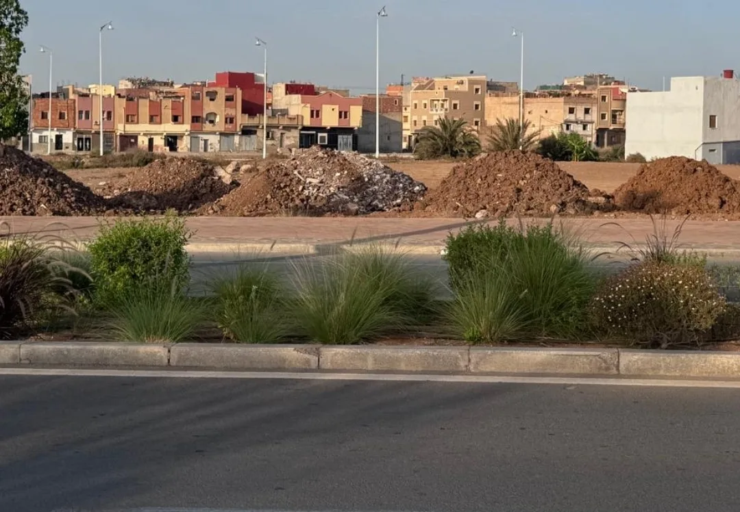 بعد “جدار مدخل الناظور” … جدار جديد لمارتشيكا يعيد الجدل .. هل تحولت الواجهة البحرية إلى مشروع لحجب المشهد بدل تأهيل الأحياء؟
