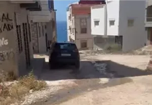 الحسيمة :    ساكنة حي عابد تستغيث بسبب تسرب مياه الصرف الصحي وروائح كريهة تخنق شارع علاء الدين المعري