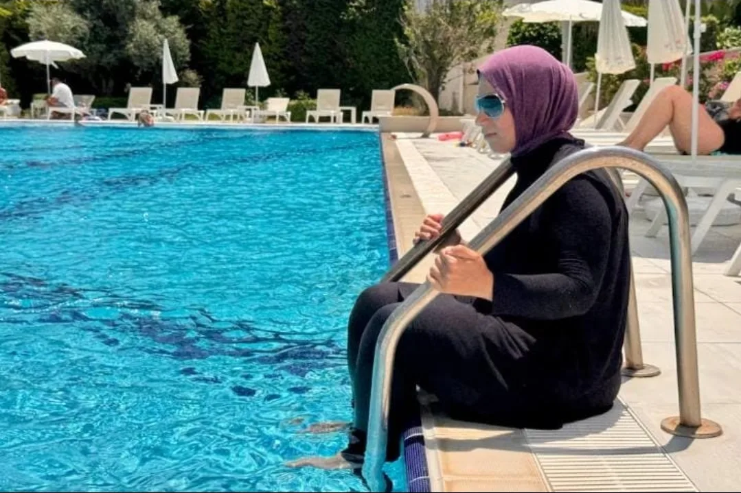عاصفة “البوركيني” تضرب إسبانيا .. طرد ثلاث نساء من مسبح عمومي يشعل جدلاً بين الحرية الدينية ولوائح السباحة