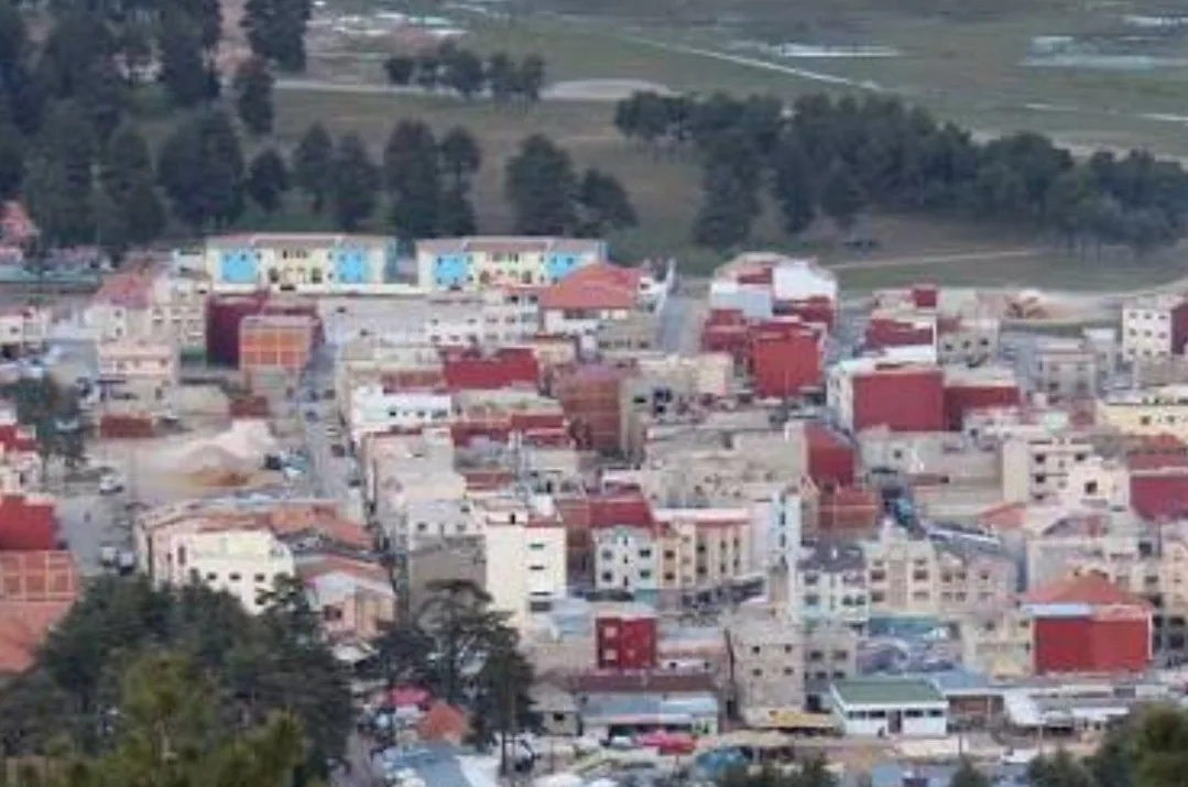 الحسيمة :       جماعة إساكن على صفيح ساخن … غضب شعبي أمام مقر الشركة الجهوية متعددة الخدمات بسبب انقطاع الكهرباء