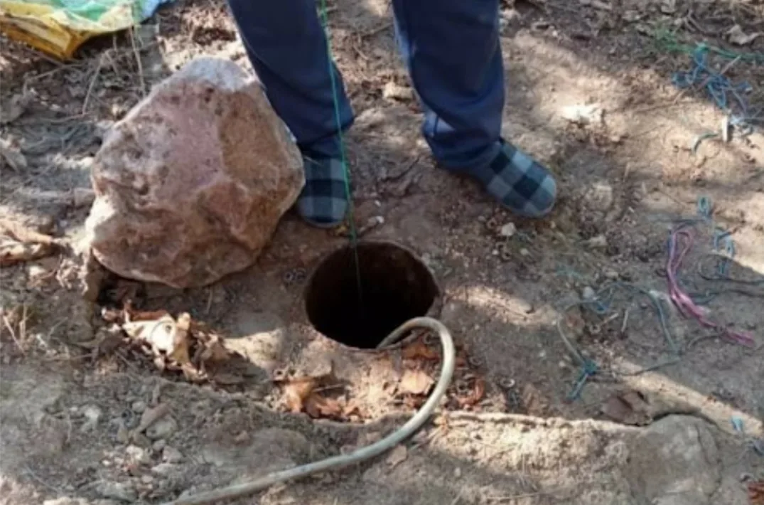 الحسيمة :     سكان جماعة الرواضي يعيشون أزمة العطش بسبب إنقطاع الماء الصالح للشرب ( عريضة بمئات التوقيعات )
