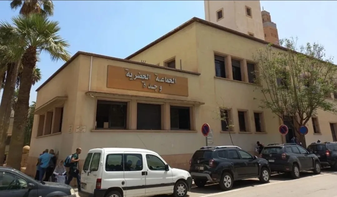وجدة :   بيئة عمل خانقة في عز الصيف .. غياب التكييف بالملحقة الإدارية العاشرة يفاقم معاناة المرتفقين والموظفين