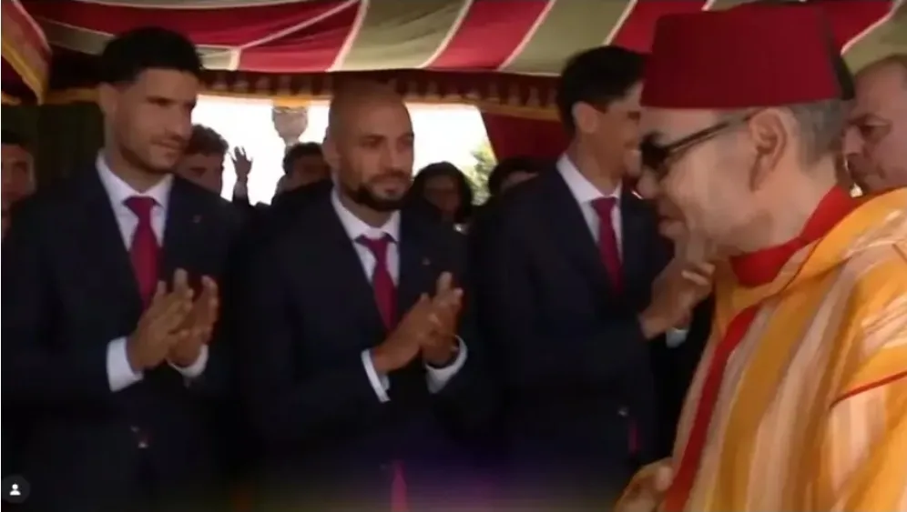 بعد استقبالهم من طرف الملك … لاعبو المنتخب المغربي يعربون عن سعادتهم واعتزازهم بالمشاركة في احتفالات عيد العرش