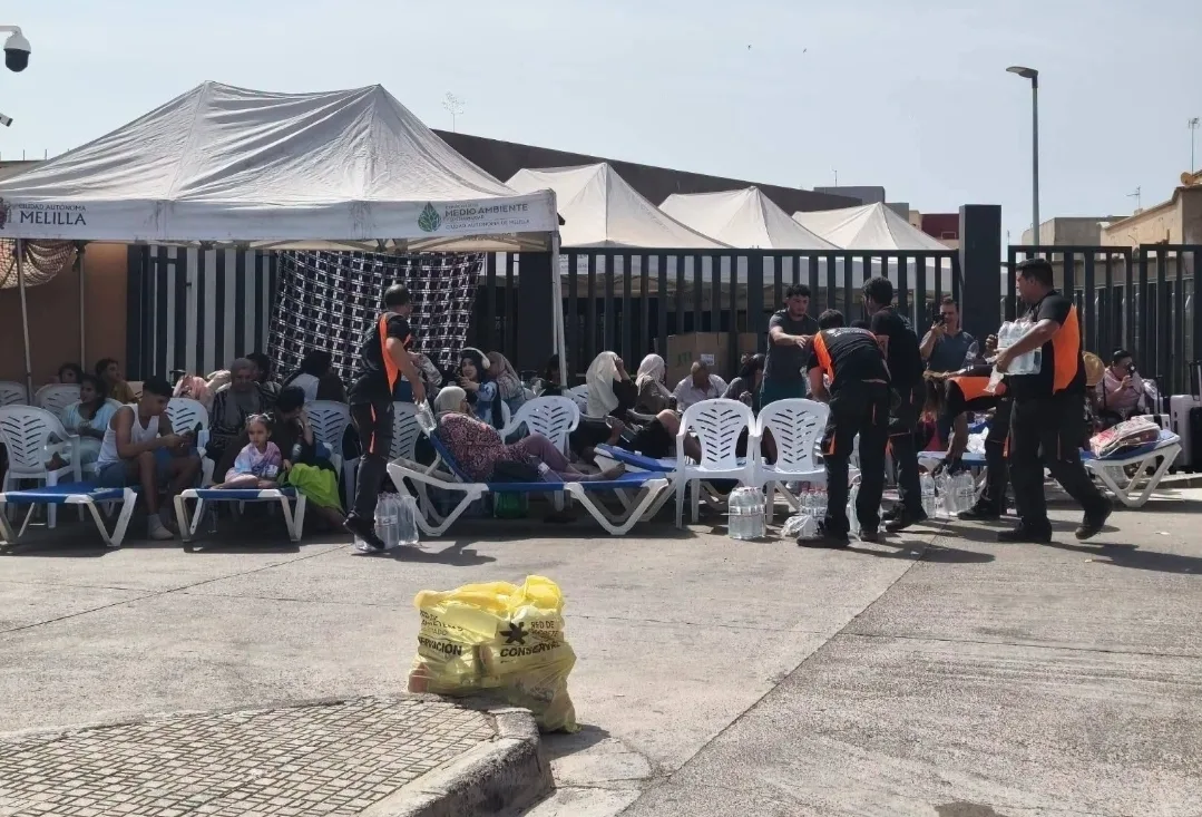 مليلية :      السلطات الإسبانية تسعف وتقدم الدعم لأكثر من 1500 مغربي من أفراد الجالية علقوا منذ أمس بمعبر بني أنصار