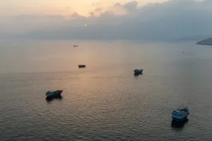 تصعيد عسكري غير مسبوق في الخليج: طهران تعلن إغلاق مضيق هرمز وواشنطن تؤكد تأمين الملاحة الدولية