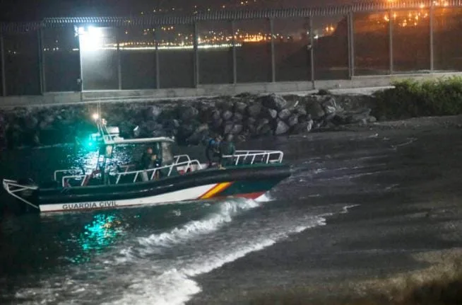 أكثر من 100 مهاجر حاولوا السباحة نحو سبتة المحتلة في ليلة فوز إسبانيا.. والسلطات المغربية أحبطت معظم المحاولات