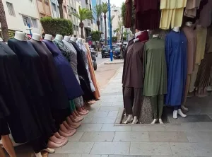 الحسيمة :     إحتلال الأرصفة يثير الجدل … مطالب بتدخل السلطات لحماية الفضاء العام ودعم التجارة المنظمة