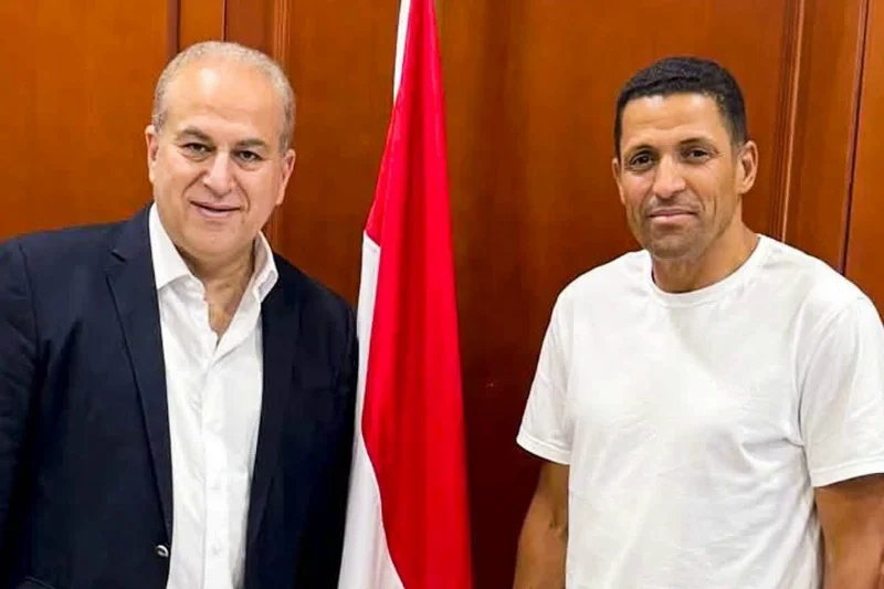 السفير المصري بالرباط يستقبل الحسين عموتة قبل انطلاق تجربته مع الأهلي