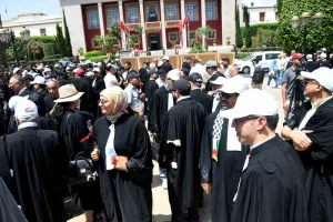 اعتصام مفتوح للمحامين أمام البرلمان رفضاً لمشروع قانون المهنة