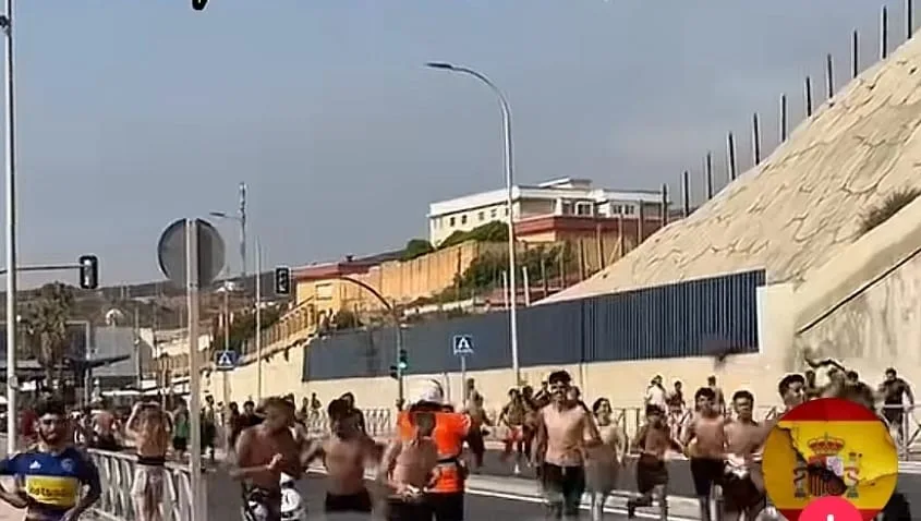 الفنيدق :    تدفق جديد لألفي مهاجر إلى سبتة … وصول أعداد كبيرة صباح يومه الخميس عبر باب المدينة يثير استنفارًا إسبانيًا