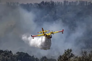 أوروبا تواجه ضغط حرائق الغابات والمغرب يعزز حضوره بأسطول «كنادير»