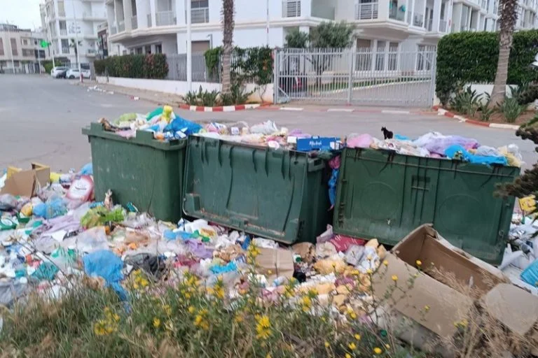غضب متواصل من أزمة النظافة بطنجة ومطالب بتفعيل العقوبات