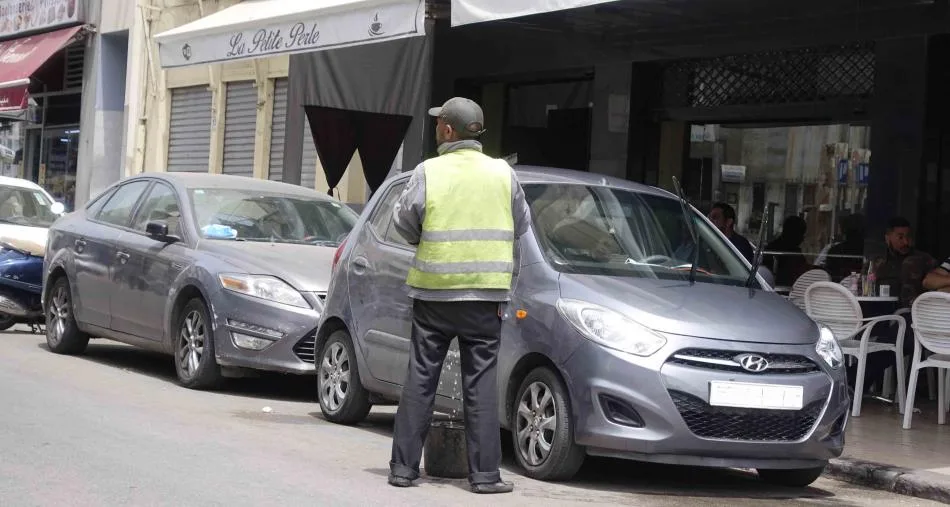عودة “الكارديانات” تربك مواقف السيارات بعد انتهاء عقود التدبير