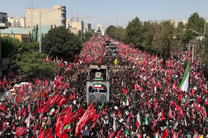 موكب جنائزي ضخم يودع خامنئي في شوارع طهران