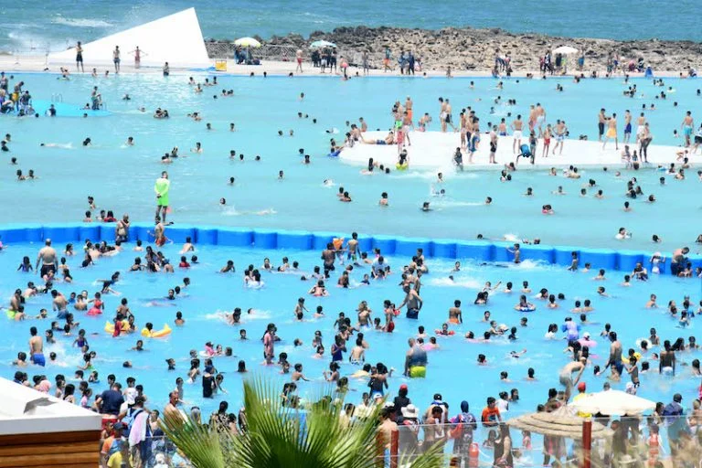 المسابح العمومية تنتعش بالمغرب لمواجهة موجات الحر وارتفاع الطلب