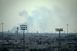 موجة تنديد خليجية واسعة عقب هجمات إيرانية استهدفت سيادة عدة دول عربية وأسفرت عن إصابات بين المدنيين