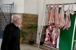 أسعار اللحوم الحمراء تواصل الارتفاع والجزارة تواجه ركودا متزايدا
