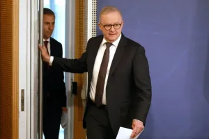 أستراليا تشدد الرقابة على مساهمين صينيين وتهدد تمويل منجم للعناصر النادرة