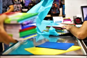 اللوازم المدرسية تسبق التلاميذ إلى الأسواق والعودة الدراسية تقترب