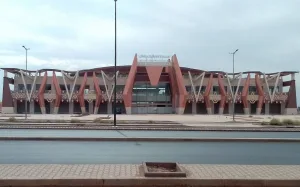 محطة العزوزية بمراكش تواجه نقصاً في النقل الليلي بعد مغادرة باب دكالة