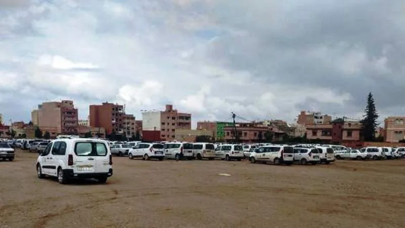 مهنيّو سيارات الأجرة بجهة بني ملال خنيفرة يصعّدون احتجاجاتهم