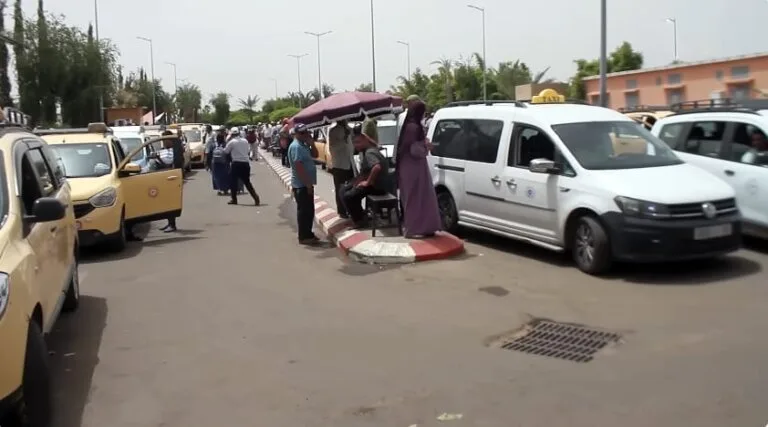 العزوزية تدخل نظاما رقميا جديدا لتنظيم سيارات الأجرة بمراكش