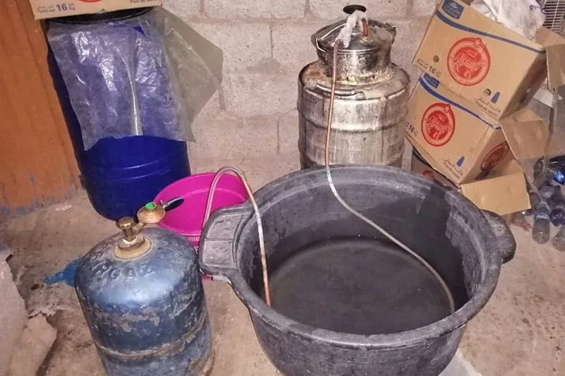 الدرك يطيح بورشة سرية للمخدرات والمسكرات بإقليم آسفي