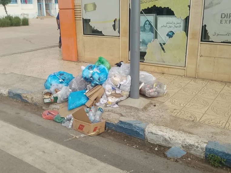 الناظور تغرق في الأزبال والروائح الكريهة جراء عصير النفايات التي تزركش وسط المدينة !!
