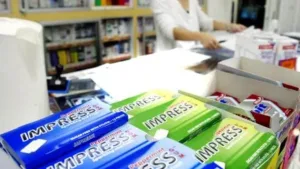 «علكة تقلب معركة السرطان؟».. ابتكار طبي يثير الأمل ويصطدم بحذر العلماء: هل يصبح مضغ العلكة سلاحاً جديداً في مواجهة الأورام؟