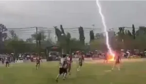 صاعقة برق تنهي حياة لاعب كرة قدم … مأساة تهز مباراة في لحظات