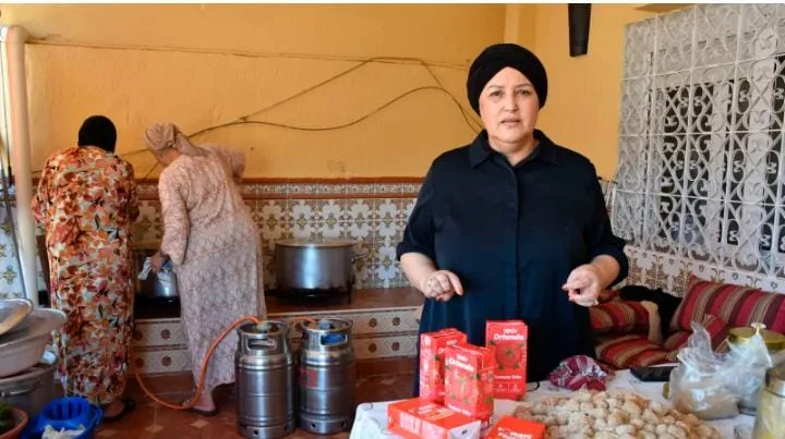 وسط أزمة الهجرة بسبتة المحتلة … مغربية تحوّل منزلها إلى مركز إنساني لإيواء وإغاثة “الحراكة”