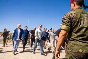 سبتة :      زعيم «فوكس» الكذاب يرفع «صافرة الإنذار» ويتهم سانشيز بتهيئة سكان المدينة لتسليمها للمغرب !