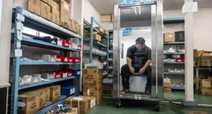 اليابان تحاصر لهيب الصيف بـ”ثلاجة للبشر” … ابتكار غريب لإنقاذ العمال من حرارة قاتلة