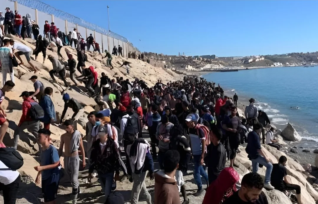 تحالف اليسار يحمل أخنوش والحكومة التي يرأسها مسؤولية “انسداد الأفق” بعد موجة الهجرة الجماعية نحو سبتة