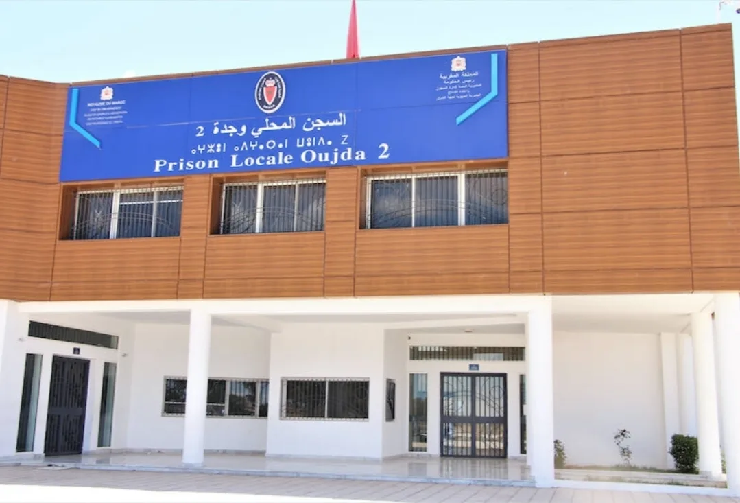 وجدة :    “هذا حبس الزوامل” … المقاول المومني يسب المؤسسة السجنية بحضور ضباط الشرطة القضائية