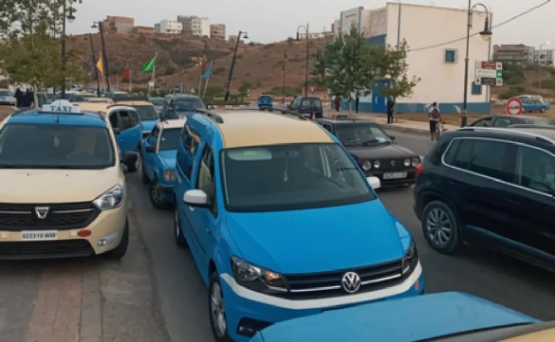 الحسيمة :     زيادات كبيرة مفاجئة في تسعيرة “الطاكسي الكبير” تشعل غضب المواطنين وتضع السلطات أمام اختبار الحزم