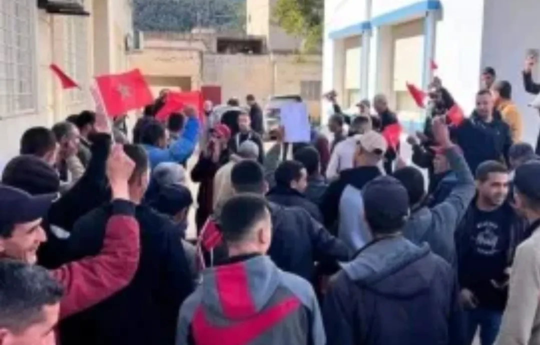 الحسيمة :     العبث بالخدمات العمومية بالإقليم … جماعة عبد الغاية السواحل تعيش على وقع الظلام لأكثر من أسبوعين وسط غضب الساكنة !