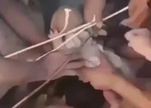 همسة من قلب الركام … رضيع يتحدى زلزال كولومبيا ويخرج حياً من تحت الأنقاض