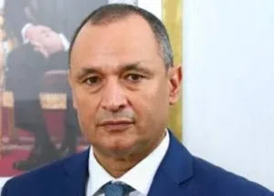 تطوان :     إهانة شرطي بعبارة “سِرْ تَقُودْ” تقود إبن وزير التجارة والصناعة إلى الإعتقال