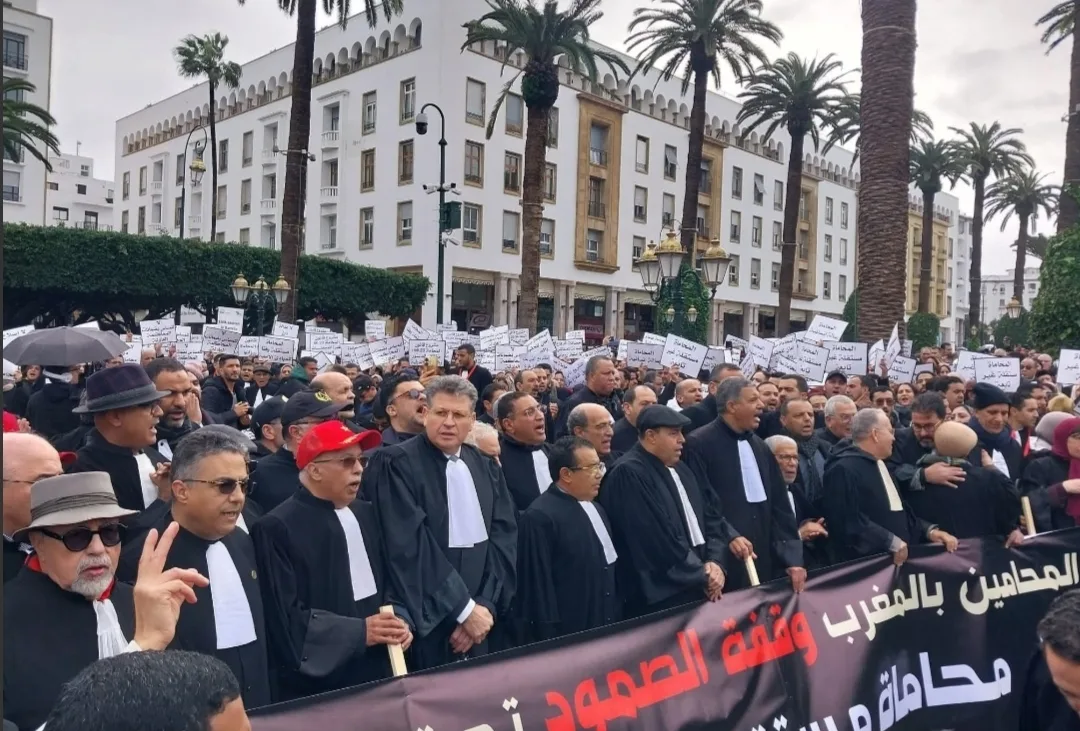 العدالة والتنمية يدعو المحامين إلى استئناف العمل ويفتح الباب أمام فرض قانون المهنة