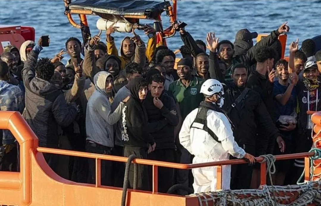 جزر الكناري تحت صدمة الهجرة … 245 مهاجراً يصلون لانزاروتي من السواحل المغربية في 8 ساعات والانتقادات تحاصر سانشيز